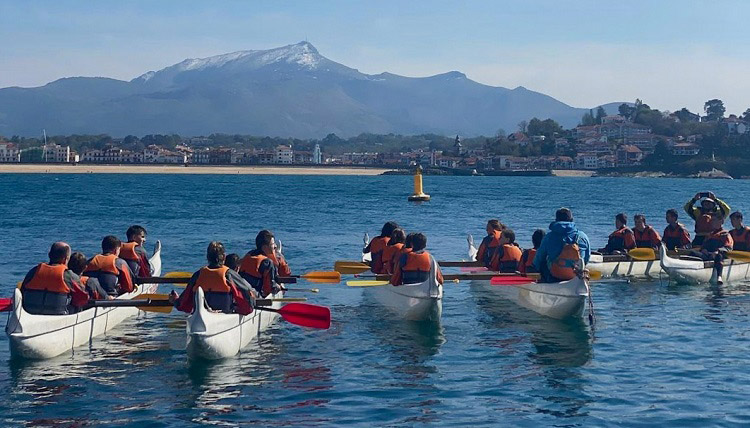 Pirogues dans la baie de Saint-Jean-De-Luz