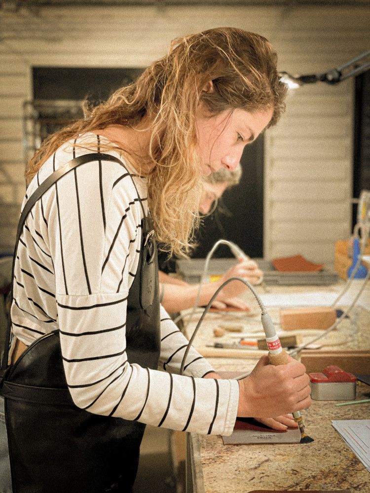 femme travaillant dans les ateliers ERRO