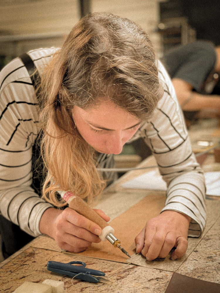 femme travaillant dans les ateliers ERRO