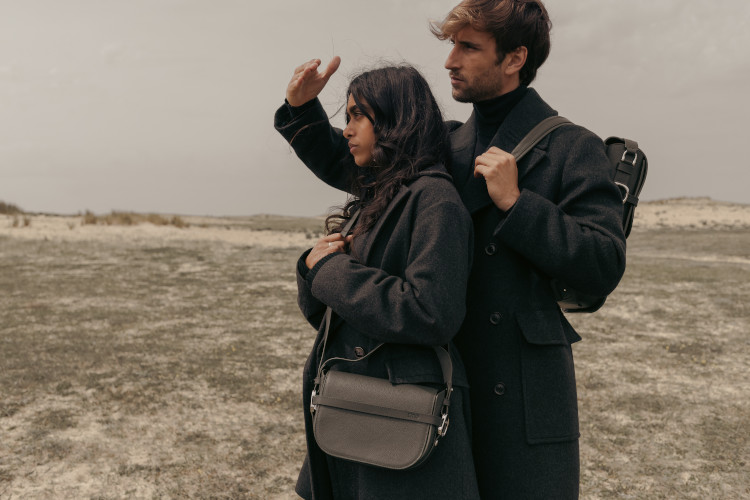 couple portant des sacs de la marque Erro