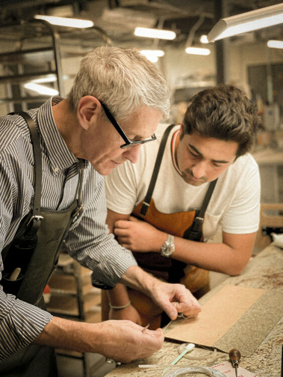 Devoucoux père et fils dans l'atelier Erro