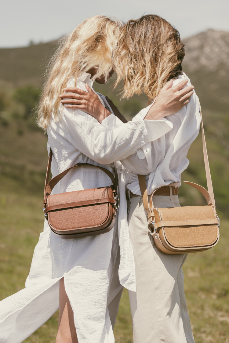 Deux femmes portant un sac à main de la marque Erro