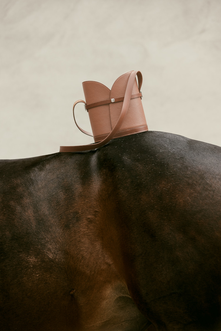 sac seau de la marque Erro sur le dos d'un cheval