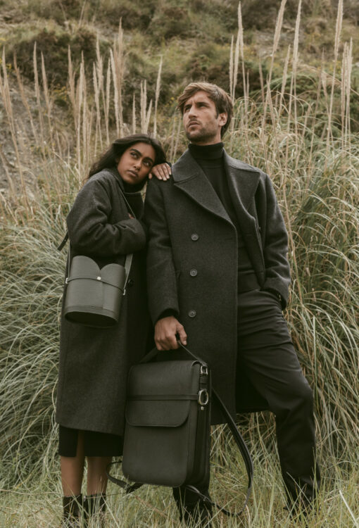 couple avec sac seau et sac à dos de la marque Erro