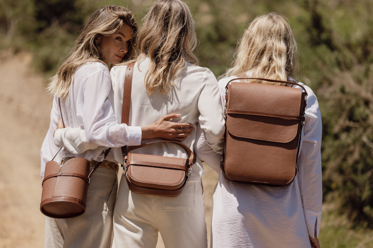 Trois femmes avec différents modèles de sacs de la marque Erro