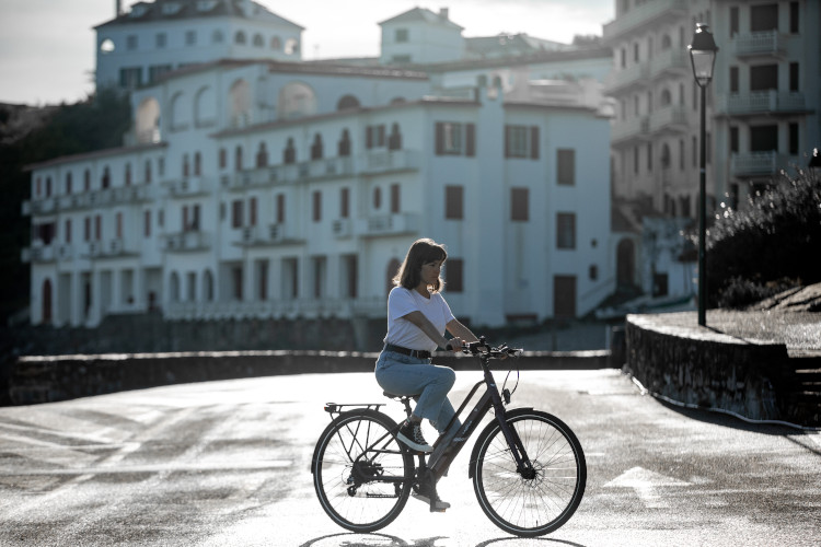 femme sur un vélo électrique Larrun