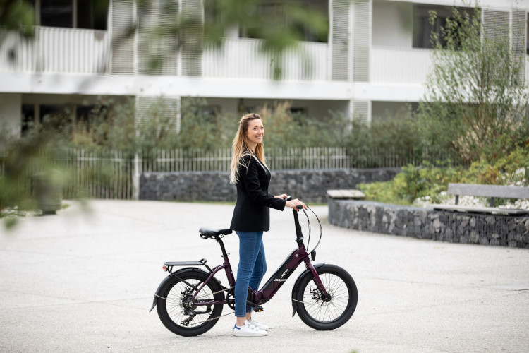 femme sur un vélo électrique pliable