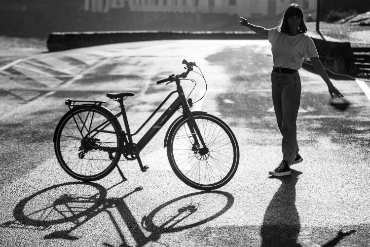 femme et son vélo électrique Larrun