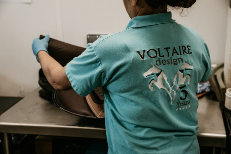 femme travaillant dans l'atelier du groupe Voltaire