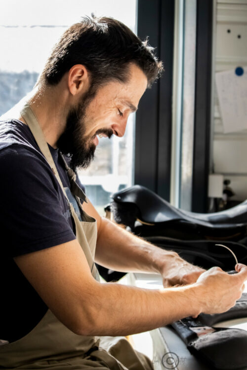 homme travaillant dans l'atelier du groupe Voltaire