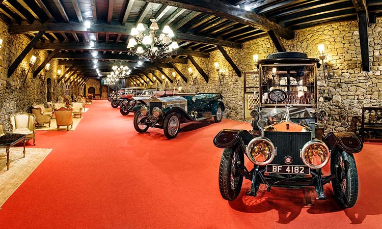 Torre-Loizaga-chateau-medieval-pays-basque-espagnol-collection-automobile-prestige-rolls-royce-découverte-patrimoine-architecture