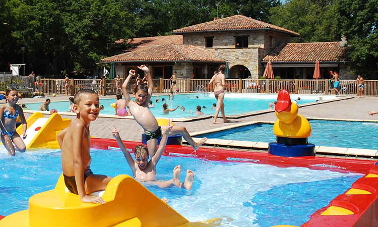 Espace aquatique pour adultes et enfants, dans un camping 4* à Urrugne, au Pays Basque. Les enfants seront heureux de s'amuser avec leur nouveaux amis durant des vacances en famille dans le Sud Ouest de la France.