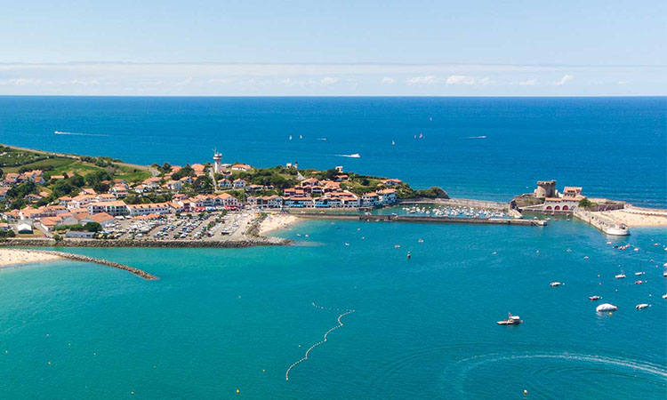 Le camping est situé à proximité des plages, pour profiter pleinement d'un séjour estival, tout en bénéficiant du calme de la nature dans les terres basques.