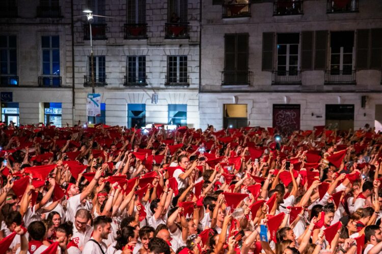 La tenue vestimentaire des Fêtes de Bayonne : blanche et rouge  