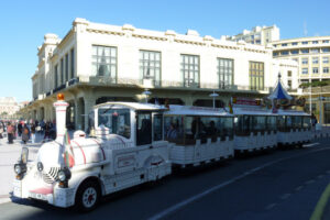 Le Petit Train de Biarritz devant le casino