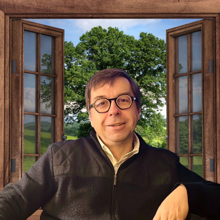 Laurent Chabanne se tient devant une fenêtre ouverte sur paysage verdoyant. 