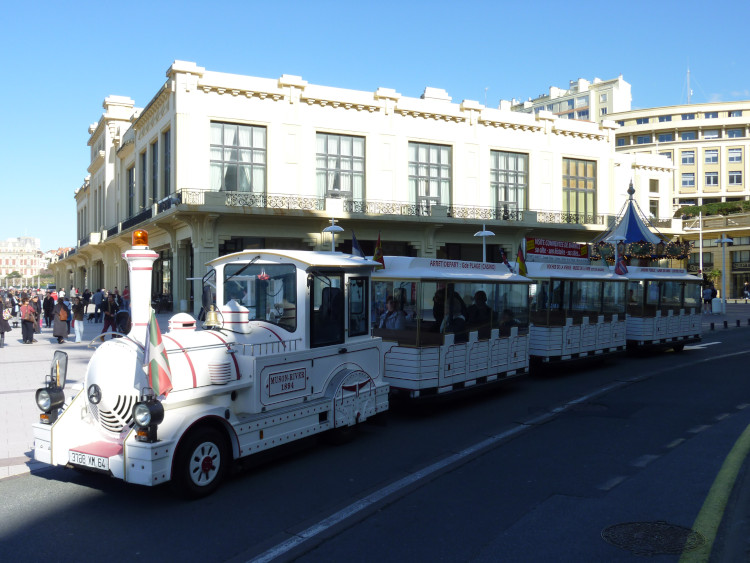 Le Petit Train de Biarritz devant le casino