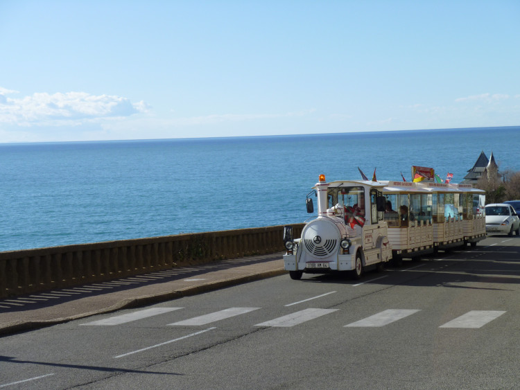 Le Petit Train de Biarritz sur la Côte des Basques