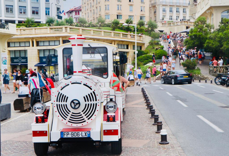 Le Petit Train de Biarritz devant le Casino