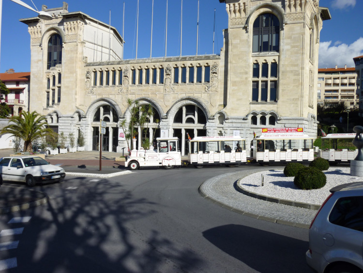 Le Petit Train de Biarritz devant la Gare du Midi