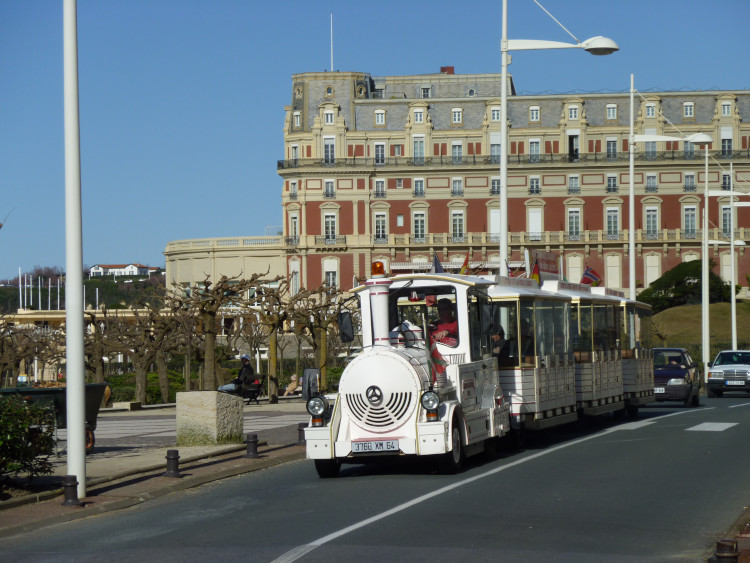 Le Petit Train de Biarritz devant l'Hôtel du Palais