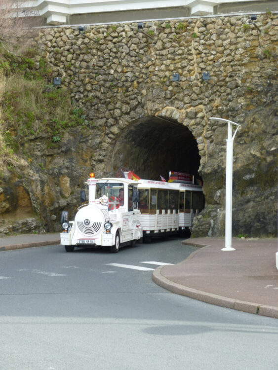 Le Petit Train de Biarritz sort du tunnel