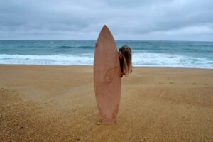 Pyrogravure sur planche de surf