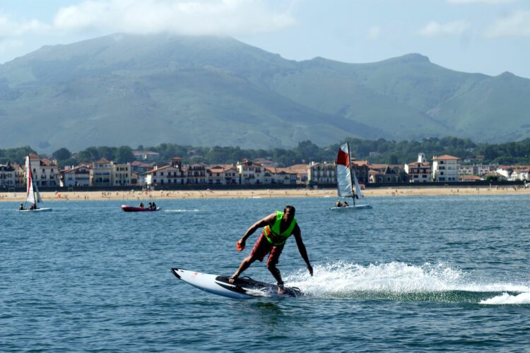 découverte-surf-electrique-pays-basque-débutant-ciboure-socoa-saint-jean-de-luz-surfeur-randonnée-baie