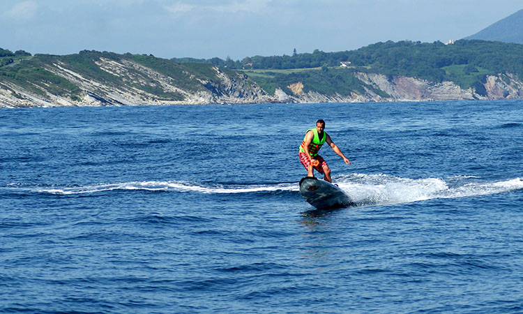 Randonnée le long des côtes atlantiques du Pays Basque en Surf électrique