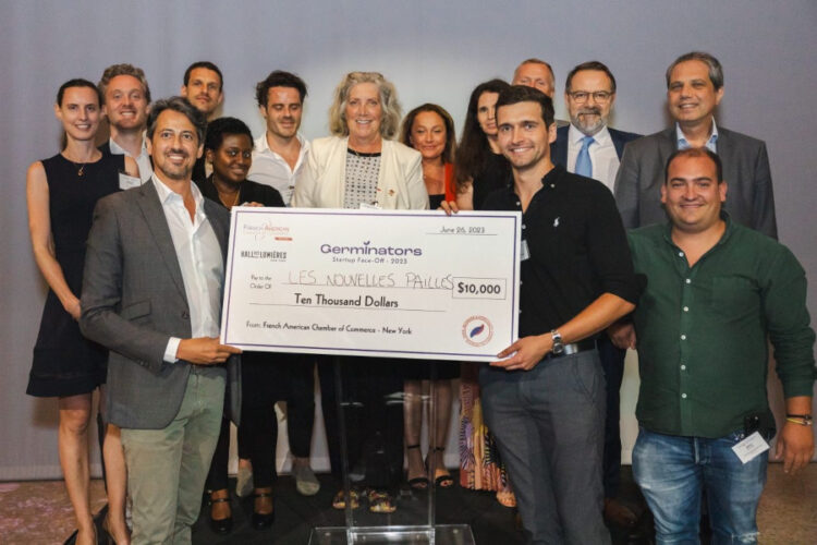 Les fondateurs des Nouvelles Pailles® et les membres du Jury posent pour la photo avec un chèque de 10 000  $.