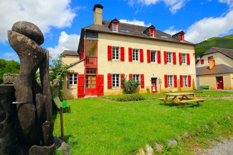 La maison Despourrins, gîte de séjour dans la vallée d'Aspe, est un magnifique lieu de villégiature dans les Pyrénées. 