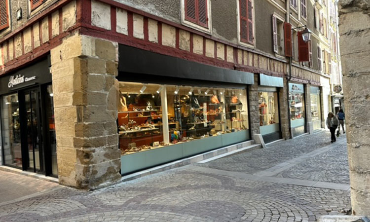 Rue de la Salie, Bayonne. Hosteins Chaussures. 250 Modèles pour homme et femme, accessoires et maroquinerie