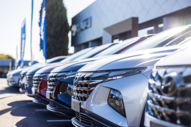 Rangée d'automobiles flambant neuves chez votre concessionnaire Hyundai à Bayonne.