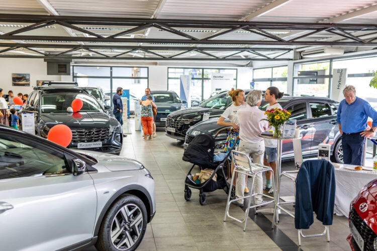 Photo d'un évènement chez votre concessionnaire Hyundai à Bayonne : un accueil chaleureux est réservé au client à l'intérieur. 