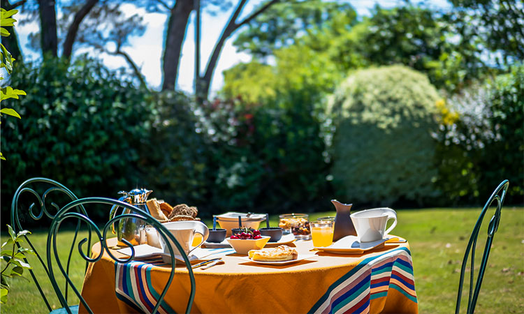 Petit déjeuner sur la terrasse d'une maison et chambre d'hôtes dans le Pays Basque à Arcangues. Accueil, confort et gourmandise pour un séjour découverte de la région