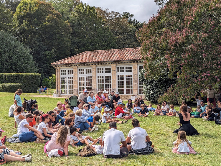 Conteuse et visiteurs dans le jardin du château d'Urtubie