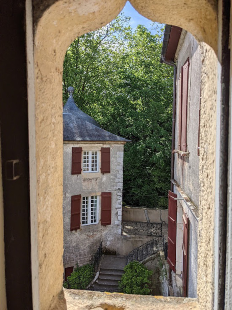 fenêtre ouverte du château d'Urtubie