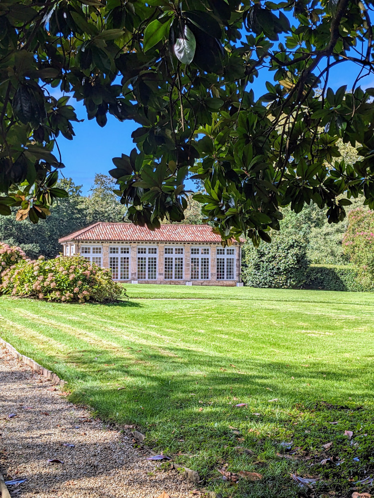 Le jardin et l'orangerie du château d'Urtubie