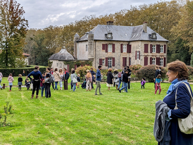 visiteurs dans le jardin du château d'Urtubie