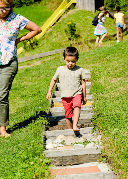 enfant empruntant le parcours pieds-nus au parc Ludopia