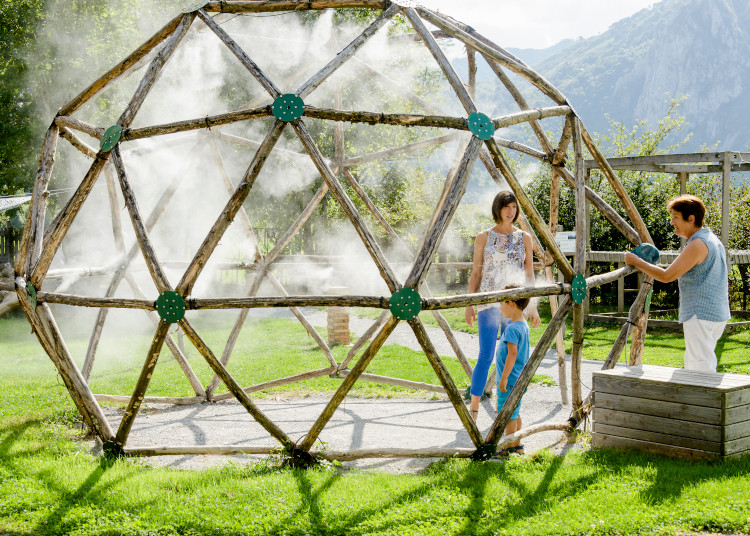 famille dans une structure de jeux au parc Ludopia