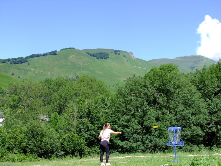 femme pratiquant le disc golf au parc Oba'o
