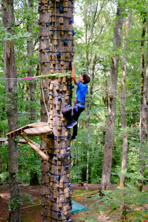 enfant pratiquant l'escalarbre au parc Oba'o