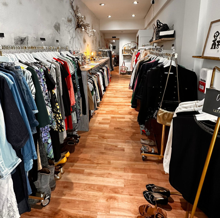 Unique, boutique de vêtements de seconde main à Bayonne, comporte un grand vestiaire. 